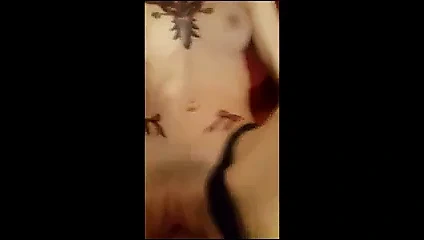 Dövmeli sarışın kız