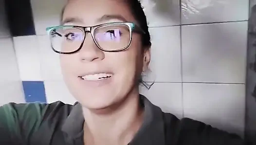 Komşumun evinde çıplak amcığını teşhir ediyor