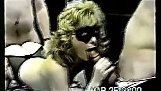 maskeli sarışın üçlü