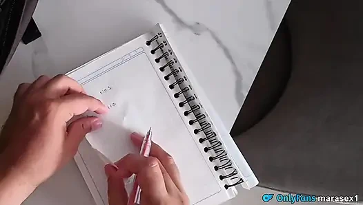 Üvey kardeşim beni "Gülersen seni seviştiririm" oyununa davet ediyor