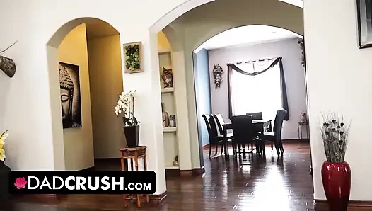 Dadcrush - cömert üvey baba gergin üvey kızının iş görüşmeden önce gerginliği bırakması için yardım ediyor