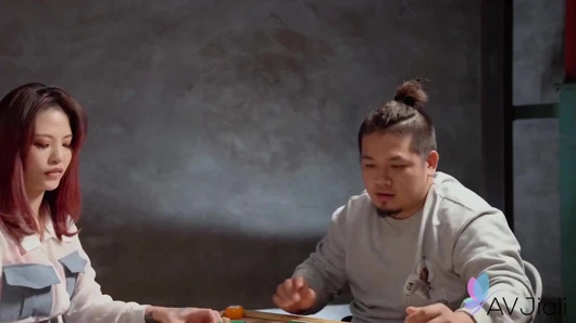 Kötü kötü, sadece majhong'da kazanamıyor gibi görünüyor bu yüzden emiyor ve onun yerine sikişiyor