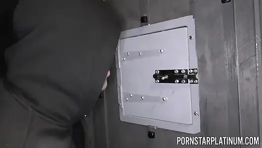 PORNSTARPLATINUM. Minyon maskeli Maya domine ediliyor ve sikiliyor