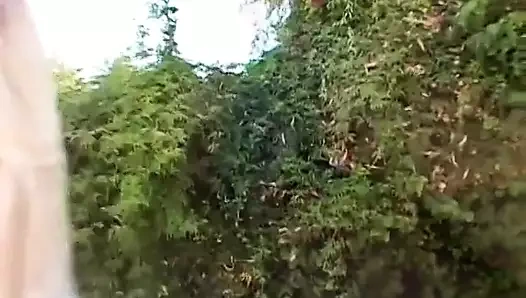 Küçük memeli sarışın tatlı kız sakso çekiyor ve sonra ıslak kel amcığını krem için sikiyor