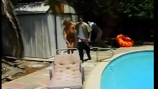 Beyazlı kız sikilmeden önce yarak emmeyi seviyor