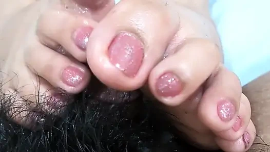 Büyük ayak parmakları dölünü azdırana kadar ayak parmakla muamele onun dölünü azdırıyor