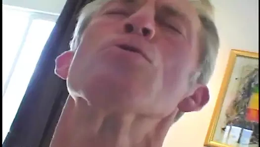 Büyük memeli orta yaşlı seksi kadın büyük yaraklı yaşlı bir adam tarafından tüm sikiş deliklerini siktiriyor