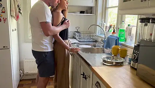 Onu bulaşık yıkarken izlerken çok azdım