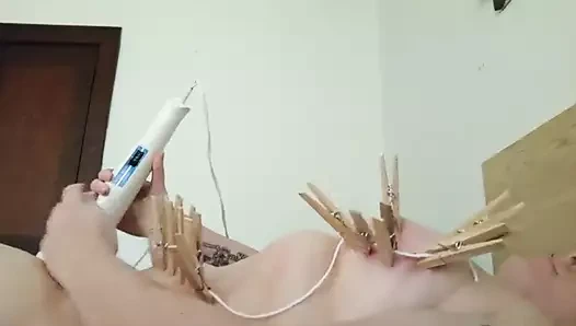 Fettsau wichst mit Klammern an den Titten!