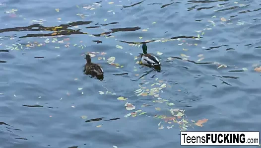 Büyük tittied genç lana davet kendini üzerinde için anal eğlence