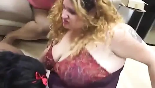 Siyah ve beyaz büyük vücut dildo büyük yarak emiyor