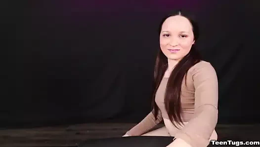 Minik kız, yaşlı erkeklerle mastürbasyon yapmayı ve mastürbasyon yapmayı seviyor! - genç