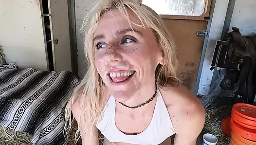 Beni işerken yakaladıktan sonra ahır müdürüyle sikiştim