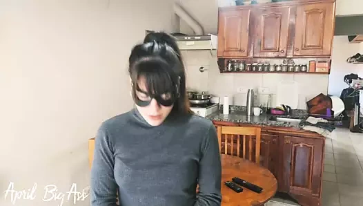 Üvey babam kira ödememe yardım ediyor $$$, derin boğaz tıkaç cum yutmak