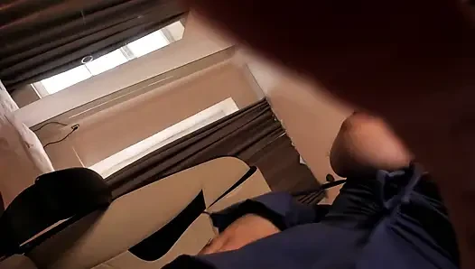 Yağlı memeler büyük, kalın siyah yarağı dölle kaplıyor