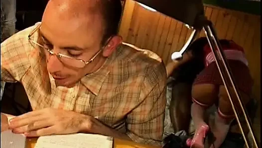 Kırmızı iç çamaşırlı sürtük ev hanımı kocasını büyük siyah yarakla aldatıyor