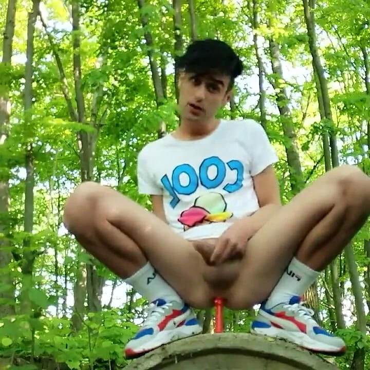 Twink götte eriyen lolipopla sikişiyor - damlayan şeker kreması