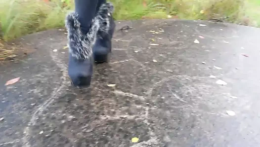 Siyah seksi çizmeler ile klavyeyi ezmek Lady l