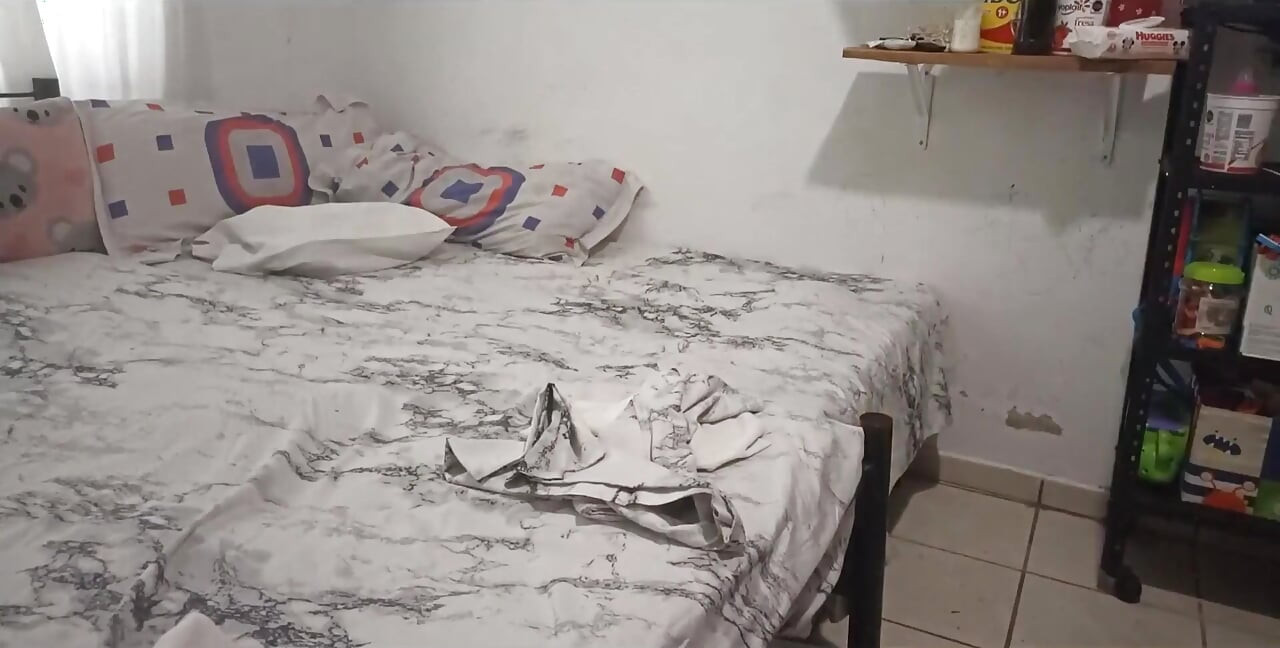 Seksi üvey anne yatak odasını tangayla temiziyor ve üvey oğlu için kendini filme alıyor