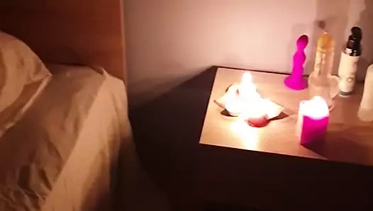 Erotik bir atmosfer için mumları yakmak