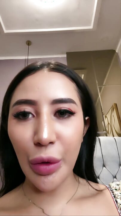 Erkek arkadaşına aşık olan ve erkek arkadaşına aşık olan güzel bir kız