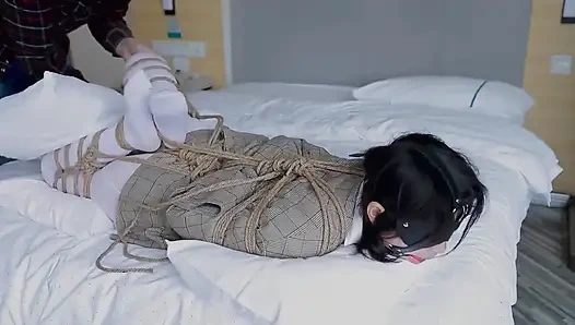 Hui09 - beyaz çoraplı jk kız iplerle yatağa bağlı.