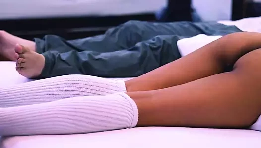 arkadaşıyla vajinasını öpüyor ve mastürbasyon yaparken ağzıyla spermi çıkarıyor.