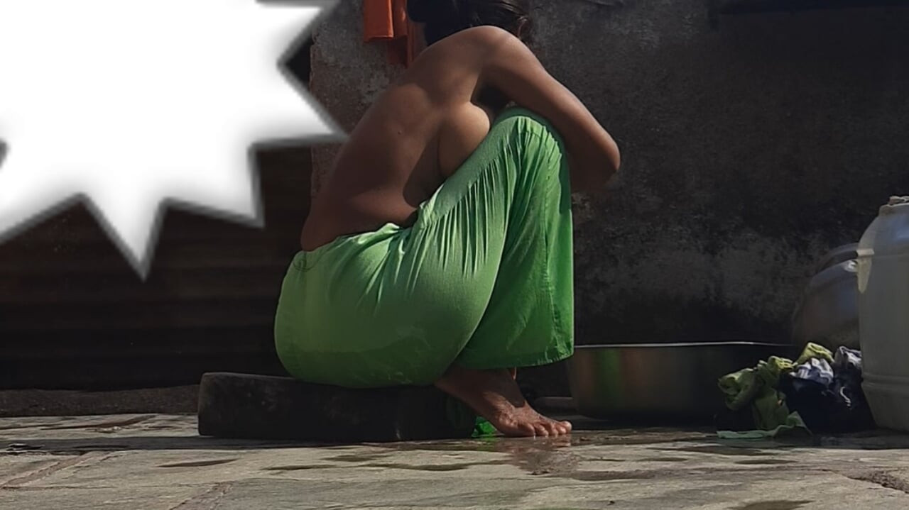 The sister-in-law of the native village is bathing in the open bath, opening all the clothes and rubbing the whole body.