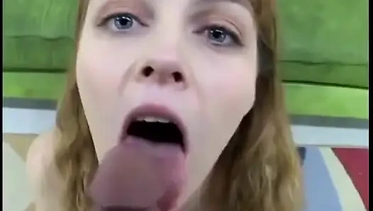 Seksi götlü esmer bir profesyonel gibi adamın sikini emiyor