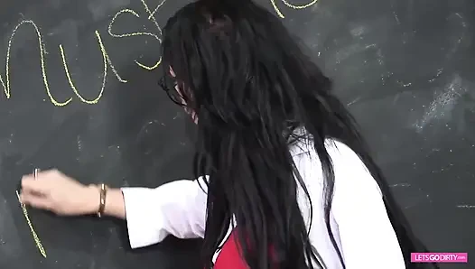 Azgın orta yaşlı seksi kadın öğretmen genç adamla sikişiyor