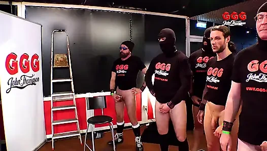 Genç süperstarı grup seks yaparak döl yutuyor