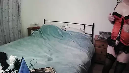 Kırmızı Bask çoraplı büyük memeli evli kadın kamerada askıda