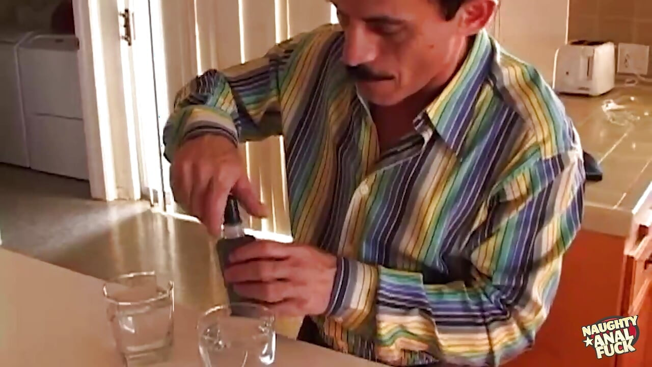 Bu esmerin kirli gözleri iki sikli arkadaşına anal seks istediğini söyler