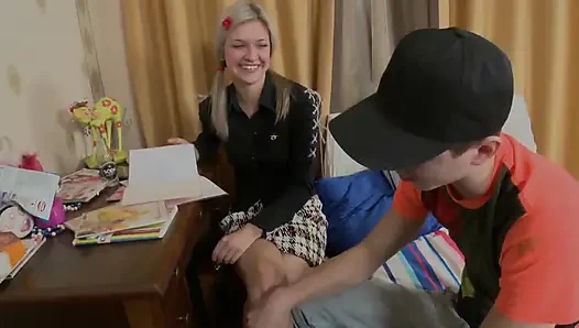 Tatlı sarışın genç kız için oral seks ve göt sikişi