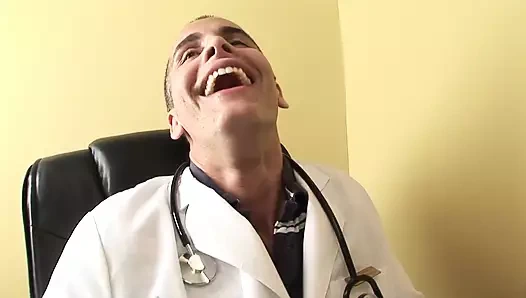 Samantha Sin çekinmeyen sarışın bir kadın