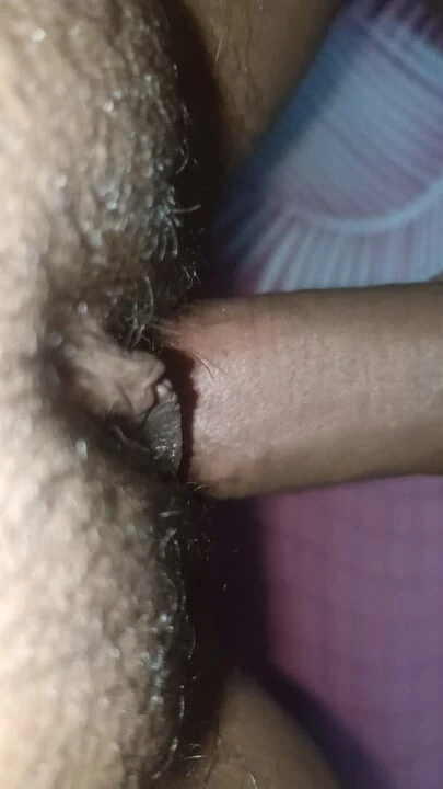 Yeni Nepalli sert seks. Yeni kolaj kızı ders çalışma odasında arkadaşlarının babası tarafından sikiliyor. Sıkı ve bakire vajina. Elle muamele seksi.