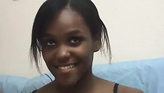 Tatlı eşek lezbiyen amatör ikili birbirlerinin amlarını yiyor