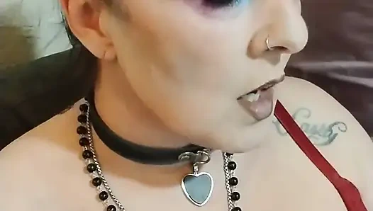 Orta yaşlı seksi kadın sutyen içinde sigara içiyor