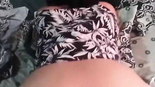 Orta yaşlı seksi kadın baharda komşusu tarafından sikiliyor