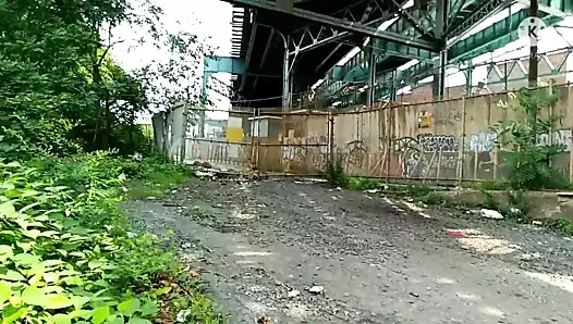 Bir busty sürtük üzerinde mastürbasyon ve onu yakalama