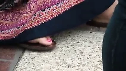 Ayaklarını gösteren iki Asyalı sürtük.