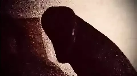 Grand Papa se masturbe dans le noir.