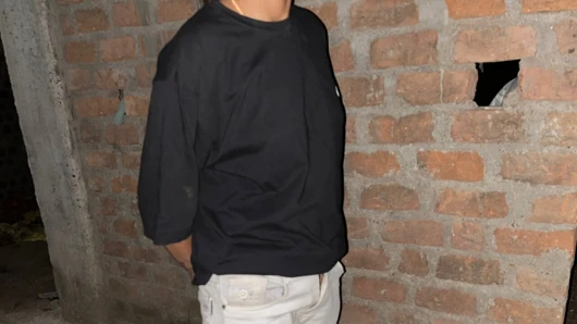 Kayınbirader, baldızının evde yalnız kalmasından yararlandı ve onu tuvalete çağırdı.