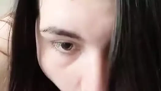 İri güzel kadın sevimli kız sana yarak emmeyi gösteriyor