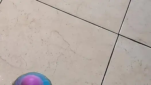 Yeni büyük ejderha dildomu denerken deli gibi fışkırtıyorum