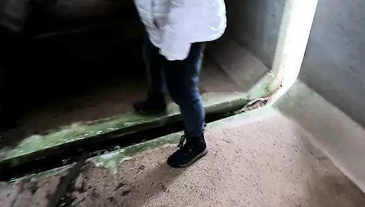 Tunelde çıplak göğüslerini tokatlıyor