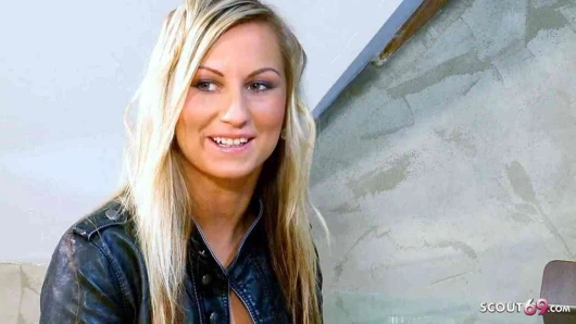 Minik sarışın kız iş görüşmesinde yaşlı adam tarafından sikme için baştan