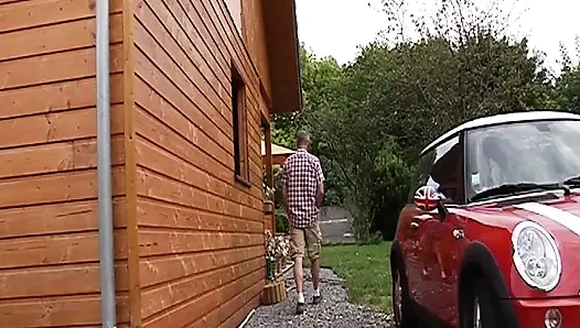 Fransa'dan amatör orta yaşlı seksi kadın sakso becerilerini gösteriyor