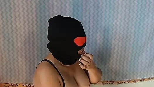 Maskeli desi ev hanımı yarağı derinden yutuyor