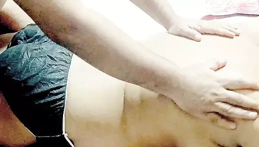 Ateşli erkekler tarafından ateşli yağ seksi vücut masajı